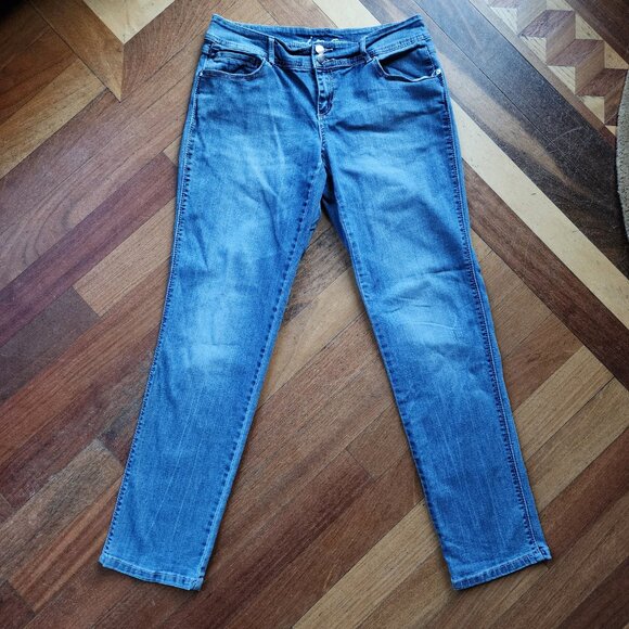 INC Medium Wash Boyfriend Curvy Fit Jeans Size 4 - Picture 3 of 16